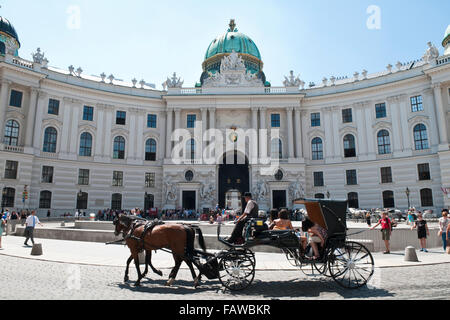 Einer traditionellen Fiaker Kutsche vorbei an den Flügel Michaelertrakt der Hofburg, Wien, Österreich Stockfoto