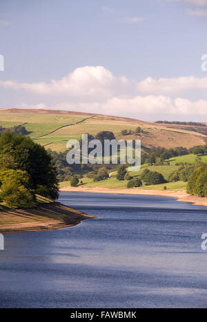 DERBYSHIRE UK - 29 Sept: niedrigere DERWENT RESERVOIR Erde Böschungen ausgesetzt durch Niedrigwasser am 29. September 2013 in den Peak District, Großbritannien Stockfoto