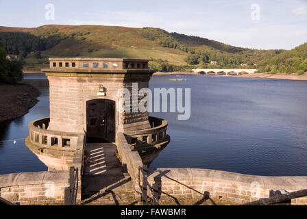 DERBYSHIRE UK - 06 Okt: Ladybower Vorratsbehälter West Auslosung aus Turm und A6013 Brücke am 6. Oktober 2013 im Peak District, Derbyshir Stockfoto