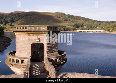 DERBYSHIRE UK - 06 Okt: Ladybower Vorratsbehälter West Auslosung aus Turm und der A6013 Brücke am 6. Oktober 2013 in den Peak District, Großbritannien Stockfoto