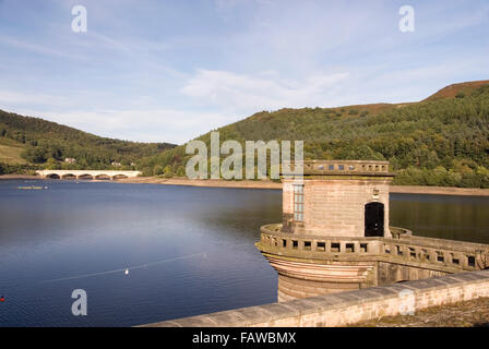 DERBYSHIRE UK - 06 Okt: Ladybower Vorratsbehälter West Auslosung aus Turm und der A6013 Brücke am 6. Oktober 2013 in den Peak District, Großbritannien Stockfoto