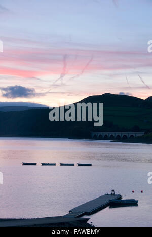 DERBYSHIRE UK - 06 Okt: Sonnenuntergang am 6. Oktober 2013 bei Ladybower Vorratsbehälter, Peak District, Derbyshire, UK Stockfoto