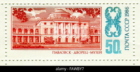 UdSSR - CIRCA 1986: Eine Briefmarke gedruckt in der UdSSR zeigt Bild von Pawlowsk-Palast ist ein aus dem 18. Jahrhundert russische kaiserliche Residenz Buil Stockfoto