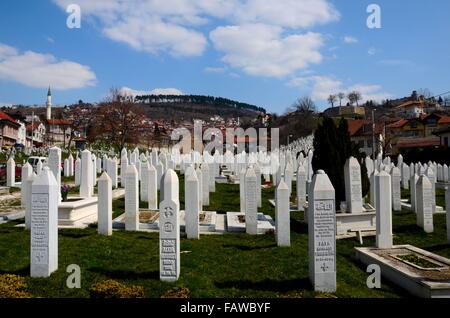 Islamische muslimische Grabsteine von bosnischen Soldaten bei Martyrs Memorial Friedhof Sarajevo Bosnien Stockfoto