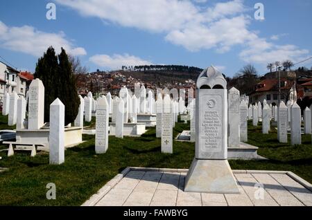 Islamische muslimische Grabsteine von bosnischen Soldaten bei Martyrs Memorial Friedhof Sarajevo Bosnien Stockfoto