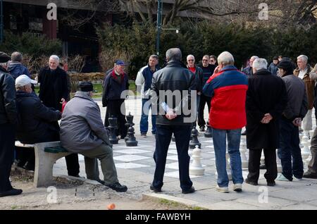 Bosnische Männer spielen Schach vor Zuschauern auf riesigen Tafel im öffentlichen Platz Sarajevo Bosnien Stockfoto