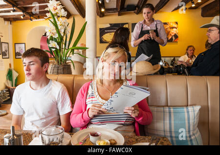 Menschen, die zu Mittag in einem Uk-café Stockfoto