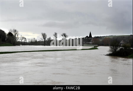 Touristenort, Sussex, UK. 5. Januar 2016. Überschwemmungen im Touristenort in East Sussex, wo der Fluß Cuckmere seinen Ufern geplatzt ist. Die Wettervorhersage ist bei starkem Regen fallen in den nächsten 12 Stunden im Bereich verursacht mehr Probleme Kredit weiter: Simon Dack/Alamy Live News Stockfoto