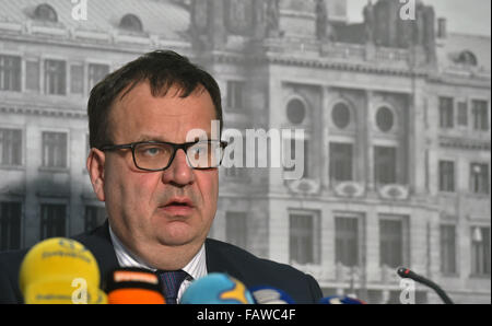 Prag, Tschechische Republik. 5. Januar 2016. Industrie- und Handelsminister Jan Mladek hält Pressekonferenz zu seiner Arbeit im Ministerium und Kommentar zu aktuellen Themen in Prag, Tschechische Republik, 5. Januar 2016 zu beurteilen. © Vit Simanek/CTK Foto/Alamy Live-Nachrichten Stockfoto