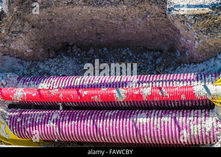 Kunststoffrohre mit elektrischen Leitungen im Boden Stockfoto