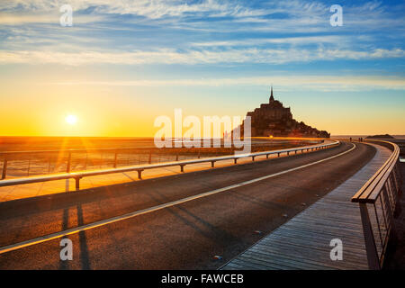 Weg zum Mont Saint-Michel bei Sonnenuntergang, Normandie. Frankreich. Stockfoto