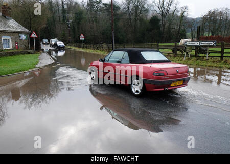 Combe, Herefordshire, England. 5. Januar 2016. Ein Auto verhandelt die überfluteten B4362 in Combe an der Grenze von England-Wales verbindet Presteigne, Powys mit Shobdon, Herefordshire. Die lokalen Hindwell Brook hat seinen Ufern platzen, wie große Mengen an Wasser weiter von vorgelagerten in Wales nach unten fortgesetzt. Stockfoto