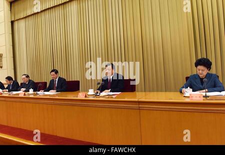 Peking, China. 5. Januar 2016. Liu Yunshan (2. R), Mitglied des ständigen Ausschusses des Politbüros des Zentralkomitees der kommunistischen Partei von China (CPC), der auch ein Mitglied des Sekretariats des ZK der ist, spricht während eines Treffens der Werbung Abteilungsleiter der CPC Ausschüssen auf allen Ebenen in Peking, Hauptstadt von China, 5. Januar 2016. © Rao Aimin/Xinhua/Alamy Live-Nachrichten Stockfoto