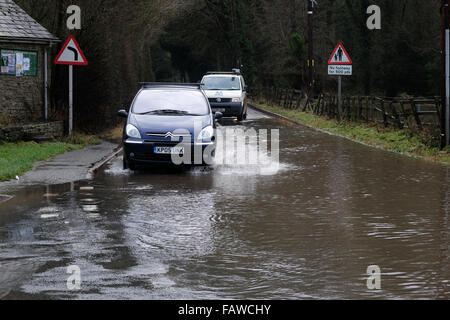 Combe, Herefordshire, England. 5. Januar 2016. Ein Auto verhandelt die überfluteten B4362 in Combe an der Grenze von England-Wales verbindet Presteigne, Powys mit Shobdon, Herefordshire. Die lokalen Hindwell Brook hat seinen Ufern platzen, wie große Mengen an Wasser weiter von vorgelagerten in Wales nach unten fortgesetzt. Stockfoto