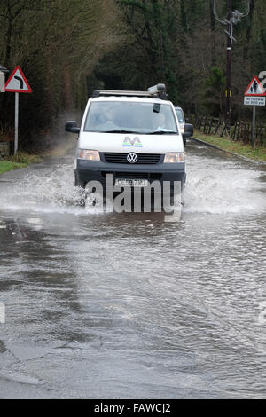 Combe, Herefordshire, England. 5. Januar 2016. Ein van verhandelt die überfluteten B4362 in Combe an der Grenze von England-Wales verbindet Presteigne, Powys mit Shobdon, Herefordshire. Die lokalen Hindwell Brook hat seinen Ufern platzen, wie große Mengen an Wasser weiter von vorgelagerten in Wales nach unten fortgesetzt. Stockfoto