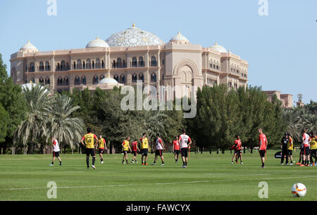 Spieler teilnehmen das erste Training der deutschen Fußball-Bundesliga-Fußball-Club Eintracht in Abu Dhabi, Vereinigte Arabische Emirate (VAE), 5. Januar 2016. Eintracht Frankfurt hält ein 10-tägiges Trainingslager in Abu Dhabi. Foto: HEIKO RHODE/dpa Stockfoto