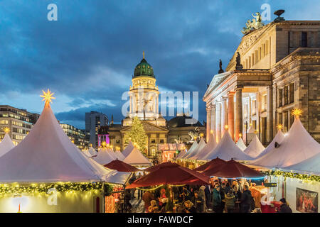 Ansicht der Weihnachtsmarkt am Abend auf dem Gendarmenmarkt in Mitte Berlin Deutschland 2015 Stockfoto