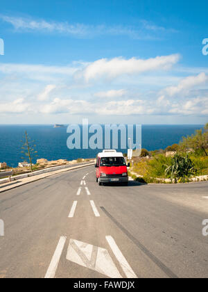 Triq Wied werden-Żurrieq, der Straße, die Winde zu Dorf Wied Iz Zurrieq, Malta. Stockfoto