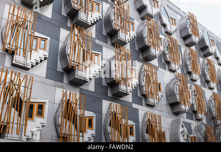 Außenansicht des architektonischen Details des schottischen Parlamentsgebäudes in Holyrood in Edinburgh Schottland Vereinigtes Königreich Stockfoto