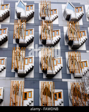 Außenansicht des architektonischen Details des schottischen Parlamentsgebäudes in Holyrood in Edinburgh Schottland Vereinigtes Königreich Stockfoto