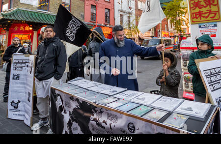 Datei-IMAGES: London, UK. 22. November 2013.  Datei-Images: Islamistische Siddhartha Dhar (auch bekannt als Abu Rumaysah) gesehen hier 2. Links mit Anjem Choudary (Mitte) während einer Protestaktion in 2013 Credit: Guy Corbishley/Alamy Live News Stockfoto