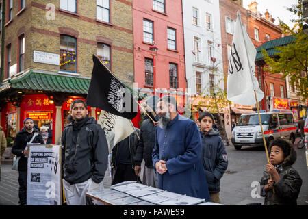 Datei-IMAGES: London, UK. 22. November 2013. Datei-Images: Islamistische Siddhartha Dhar (auch bekannt als Abu Rumaysah) gesehen hier 2. Links mit Anjem Choudary (Mitte) während einer Protestaktion in 2013 Credit: Guy Corbishley/Alamy Live News Stockfoto