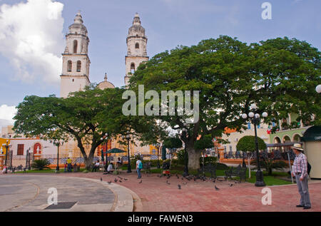 Die Plaza Mayor (Hauptplatz) mit der Kathedrale ragt in die Kolonialstadt San Francisco de Campeche, Mexiko Stockfoto