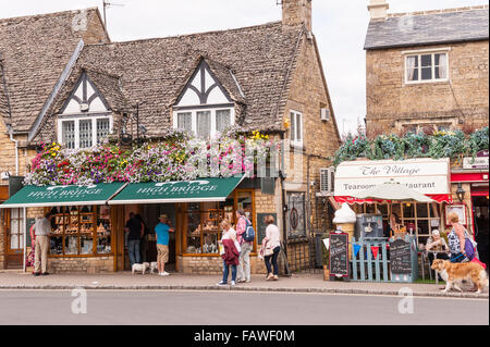 High Bridge Juweliere und das Dorf Teestuben & Restaurant im Bourton-On-The-Water in Gloucestershire, England, Großbritannien, Vereinigtes Königreich Stockfoto