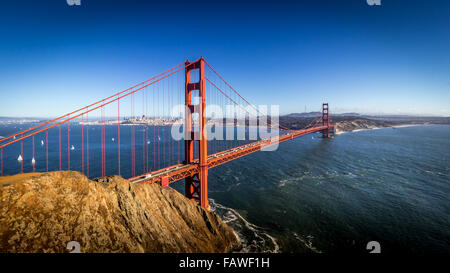 Die Golden Gate Bridge ist eine Hängebrücke, die das Golden Gate überspannt, die 1,5 km breite Meerenge, die San Francisco Bay und den Pazifischen Ozean verbindet Stockfoto