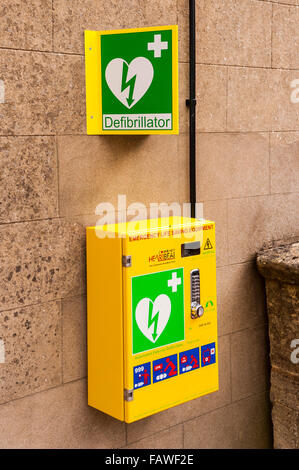 Notfall Leben retten Ausrüstung Defibrillator aus der Community Heartbeat Trust an einer Wand in einer britischen Stadt Stockfoto