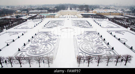 Der Schnee-bedeckten große Garten des Palazzo Herrenhäuser Gärten und Schloss Herrenhausen in Hannover, Deutschland, 5. Januar 2016. (Luftaufnahme mit einer Drohne genommen.) FOTO: JULIAN STRATENSCHULTE/DPA Stockfoto