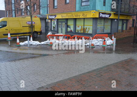 Dundee, Tayside, Scotland, UK, 6. Januar 2015 Ardler Dorf bereitet für Überschwemmungen mit Sandsäcken Credit: Liam Richardson/Alamy Live News Stockfoto