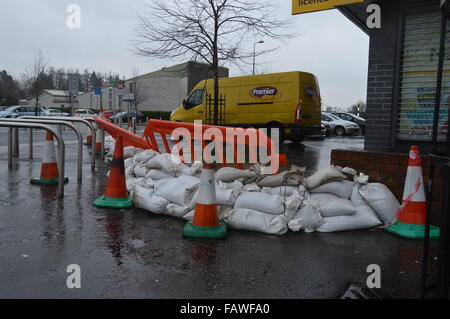 Dundee, Tayside, Scotland, UK, 6. Januar 2015 Ardler Dorf bereitet für Überschwemmungen mit Sandsäcken Credit: Liam Richardson/Alamy Live News Stockfoto