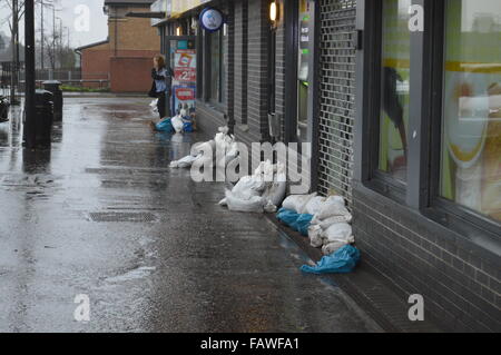 Dundee, Tayside, Scotland, UK, 6. Januar 2015 Ardler Dorf bereitet für Überschwemmungen mit Sandsäcken Credit: Liam Richardson/Alamy Live News Stockfoto