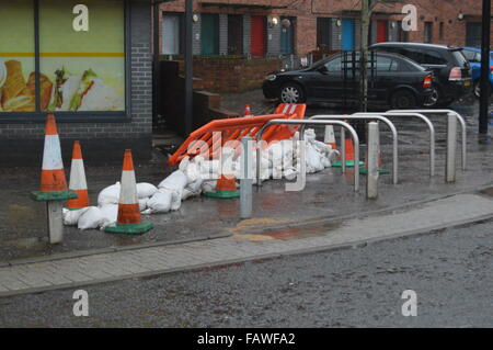 Dundee, Tayside, Scotland, UK, 6. Januar 2015 Ardler Dorf bereitet für Überschwemmungen mit Sandsäcken Credit: Liam Richardson/Alamy Live News Stockfoto