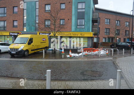 Dundee, Tayside, Scotland, UK, 6. Januar 2015 Ardler Dorf bereitet für Überschwemmungen mit Sandsäcken Credit: Liam Richardson/Alamy Live News Stockfoto