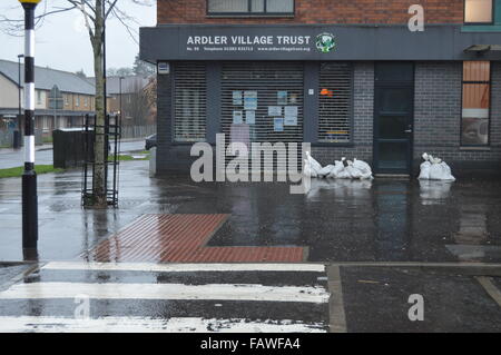 Dundee, Tayside, Scotland, UK, 6. Januar 2015 Ardler Dorf bereitet für Überschwemmungen mit Sandsäcken Credit: Liam Richardson/Alamy Live News Stockfoto