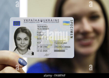 5. Januar 2016 hält An - Kiew, Ukraine - ukrainische Mädchen in ihrer Hand eine Probe eines neuen ID-Passes der Bürger der Ukraine in Kiew, Ukraine, 5. Januar 2016. Vom 11. Januar beginnt die State Migration Service Registrierung der neuen ID-Pässe für Bürger der Ukraine, Sokolyuk sagte. Der ukrainische Präsident Petro Poroshenko bestätigt die positive Einschätzung der Ukraine bei der Vorbereitung für die Pläne der Europäischen Kommission, das Visa-Regime zu liberalisieren. Das auswärtige Ministerium der Ukraine erwartet die Liberalisierung der Visa-Regelung mit EU 2016 nach den örtlichen Medien. (Kredit-Bild: © Serg Glovny über Z Stockfoto