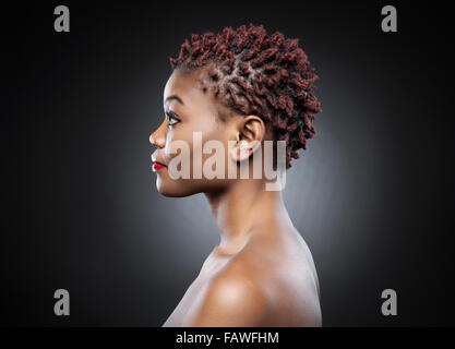 Schwarze Schönheit mit kurzen stacheligen rote Haare Stockfoto