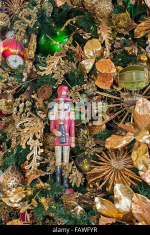 Denver, Colorado - Dekorationen auf einem Weihnachtsbaum in Union Station. Stockfoto