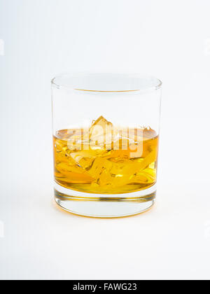 Glas Whisky und Eis isoliert auf weißem Hintergrund. Stockfoto