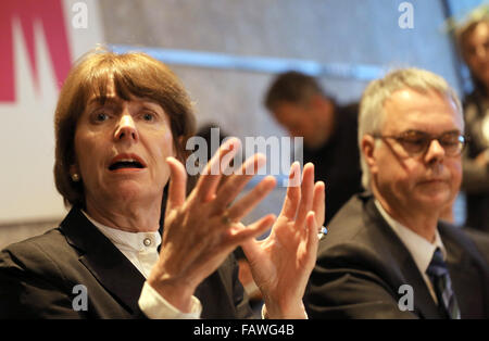 Bürgermeister von Köln Henriette Reker und Polizei Präsident Wolfgang Albers im Gespräch mit der Presse nach einer Besprechung der Vorfälle am Hauptbahnhof auf Silvester, in Köln, Deutschland, 5. Januar 2015 zu diskutieren. FOTO: OLIVER BERG/DPA Stockfoto