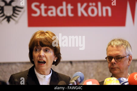 Bürgermeister von Köln Henriette Reker und Polizei Präsident Wolfgang Albers im Gespräch mit der Presse nach einer Besprechung der Vorfälle am Hauptbahnhof auf Silvester, in Köln, Deutschland, 5. Januar 2015 zu diskutieren. FOTO: OLIVER BERG/DPA Stockfoto