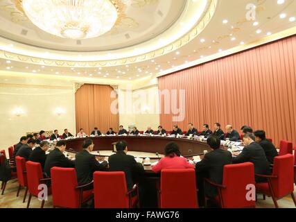 Peking, China. 5. Januar 2016. Yu Zhengsheng (C), Vorsitzender des Nationalkomitees der chinesischen politischen Beratenden Konferenz (CPPCC), leitet eine zweiwöchentliche Beratungsgespräch der PKKCV zu beschleunigen, Förderung, in Peking, Hauptstadt von China, 5. Januar 2016-branding. © Ding Lin/Xinhua/Alamy Live-Nachrichten Stockfoto