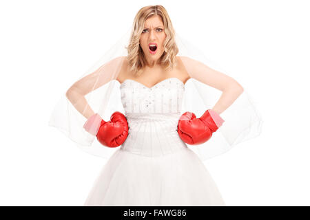 Wütend Braut in einem weißen Brautkleid und rote Boxhandschuhe schaut in die Kamera, die isoliert auf weißem Hintergrund Stockfoto