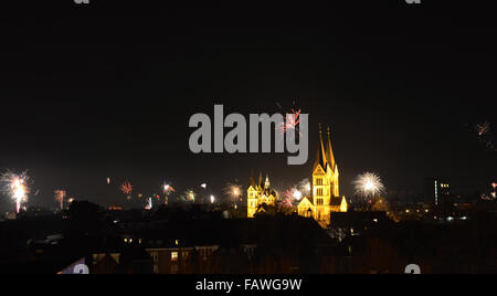 Feuerwerk über Roermond (Niederlande) auf Silvester 2015 Stockfoto