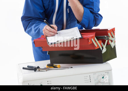 Tecnician Befestigung einer Waschmaschine Stockfoto