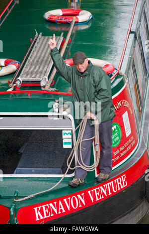 Im August fahren Sie mit dem Kanallenboot Kenavon Venture auf dem Kennet und Avon Canal in Devizes, Wiltshire, England Stockfoto