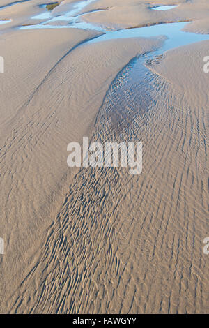 Wellige Sand und Meer Wasser am Strand bei Ebbe. Northumberland, England Stockfoto