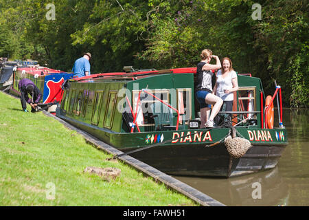 Schmalboote Schmalboote Kanalboote, die im August auf dem Kennet und Avon Canal, Devizes, Wiltshire, England, Großbritannien festgemacht wurden Stockfoto